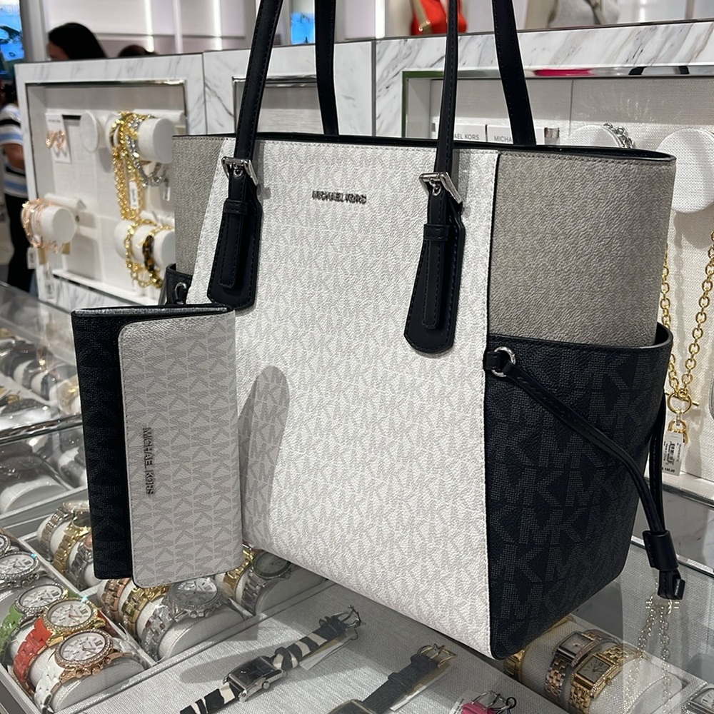 Michael Kors Voyager Lg Color-Block Signature Logo Tote & MK JST Tri-Fold Wallet - Picture 3 of 16